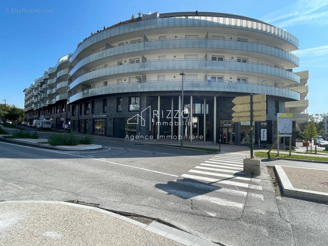 Commerce à SAINT-GENIS-POUILLY