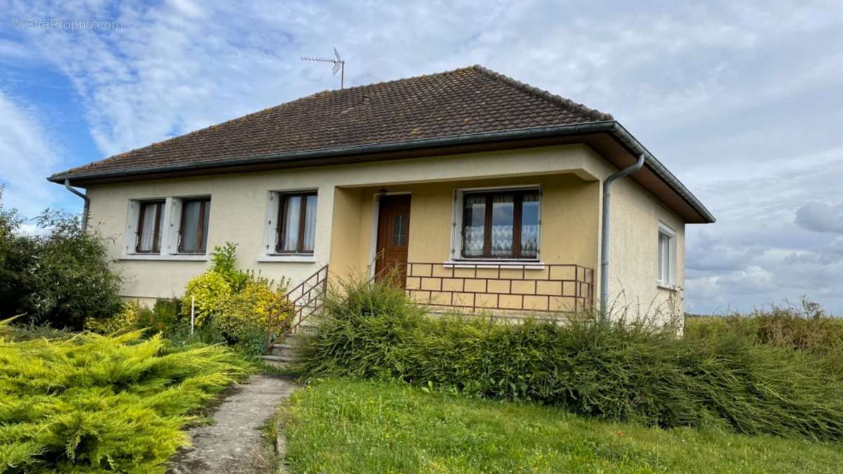 Maison à FAUX-FRESNAY