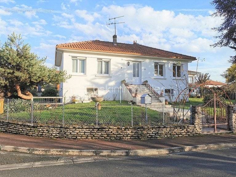 Maison à LA ROCHE-CHALAIS