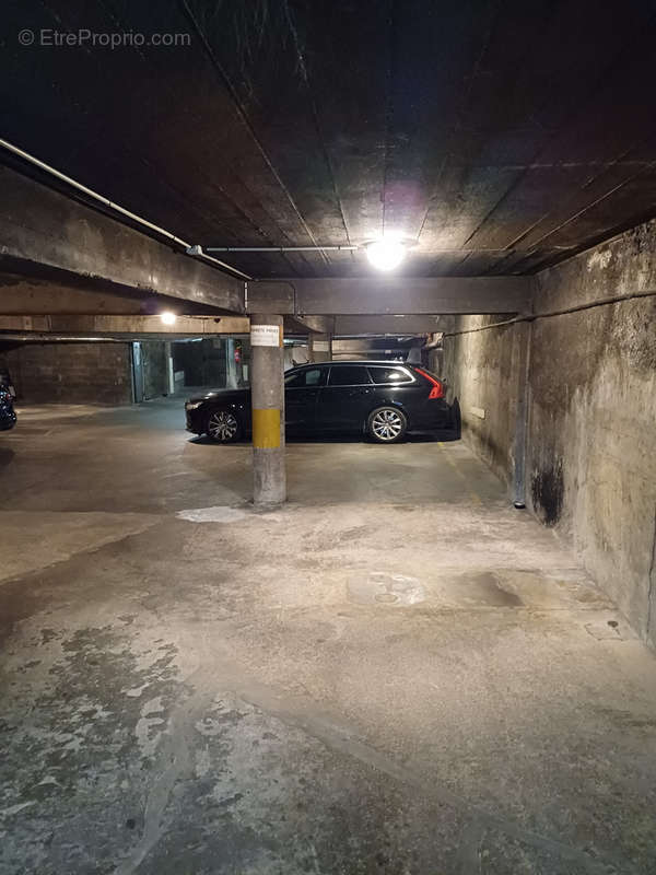 Parking à PARIS-18E