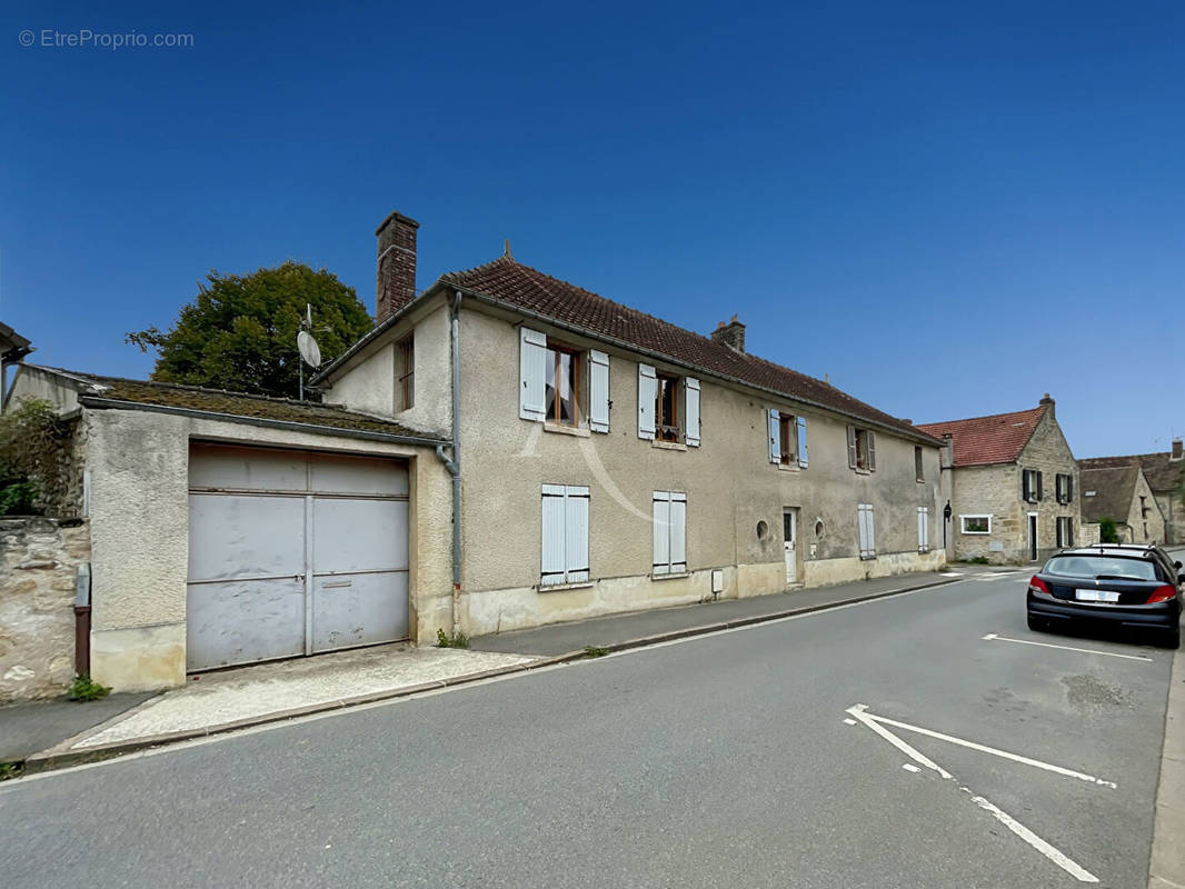 Maison à VALLANGOUJARD