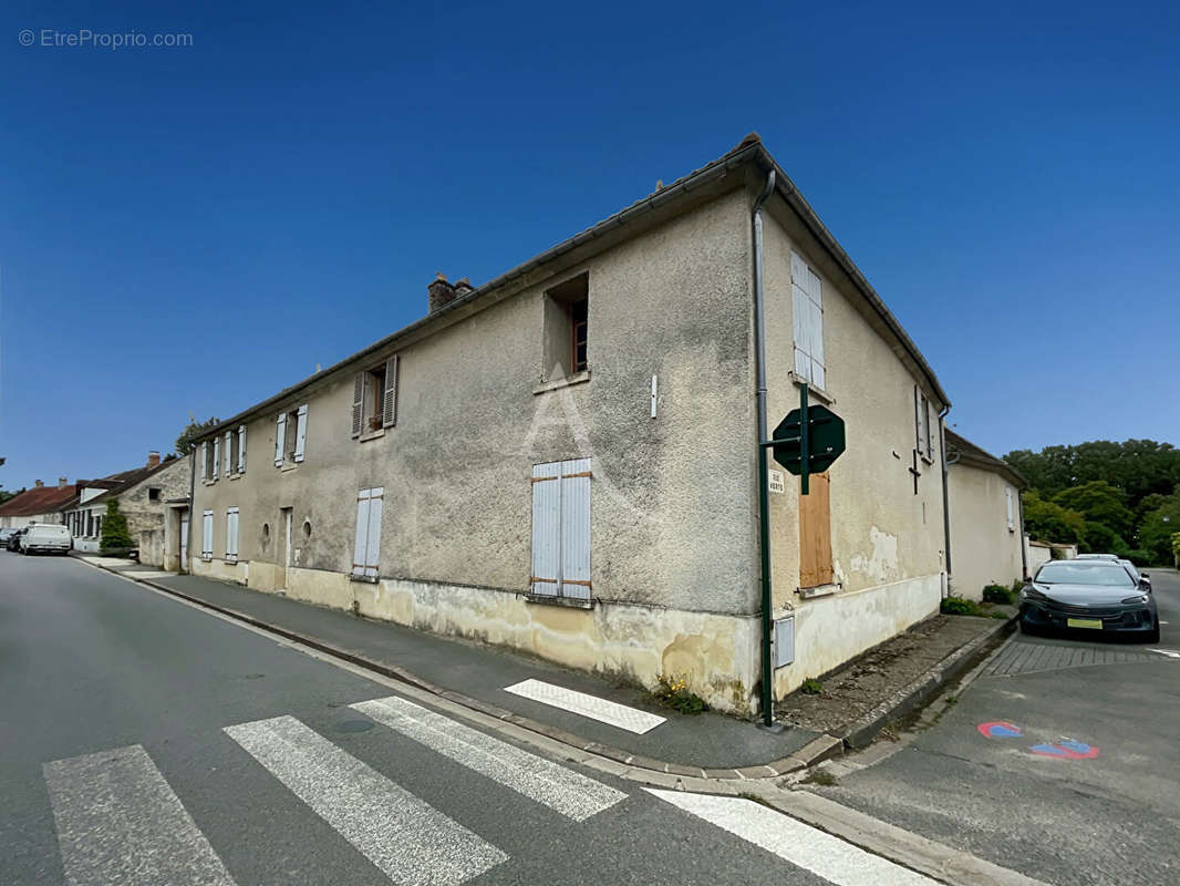 Maison à VALLANGOUJARD