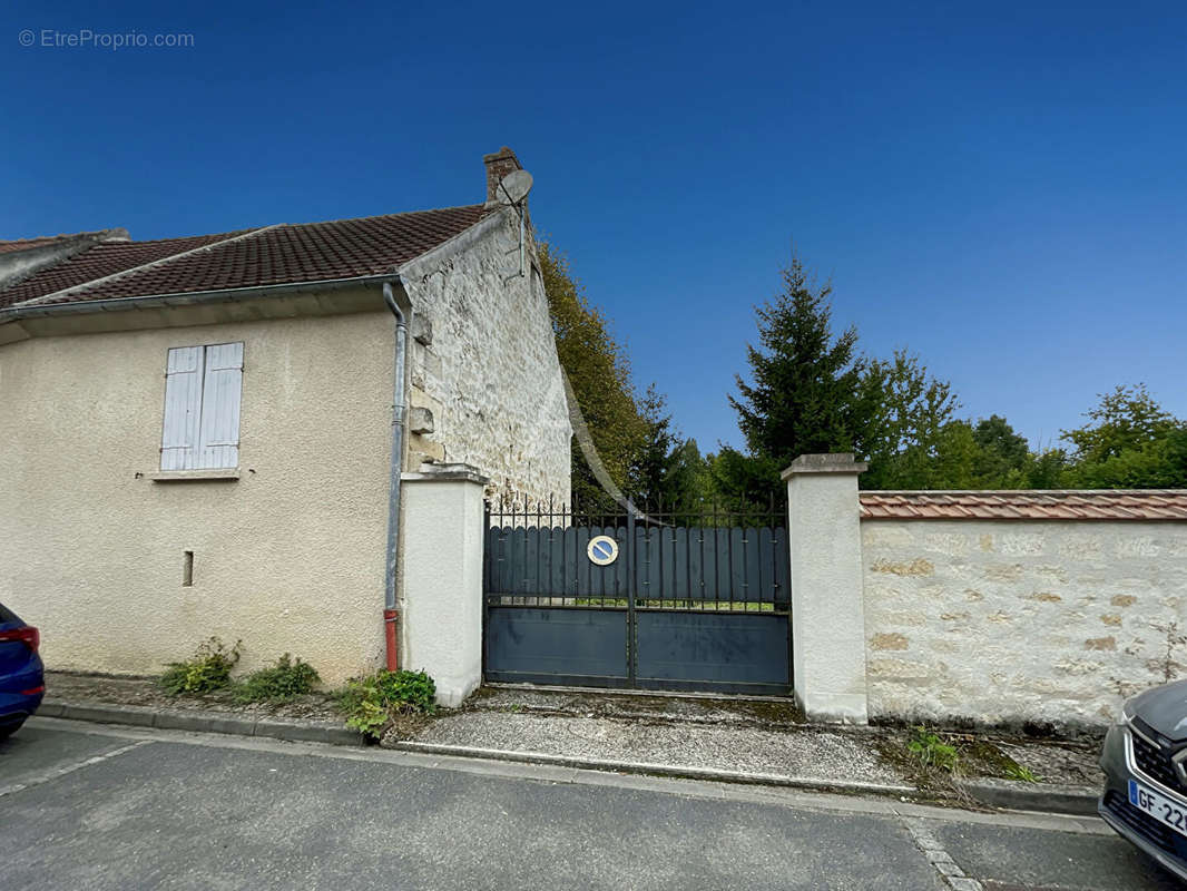 Maison à VALLANGOUJARD