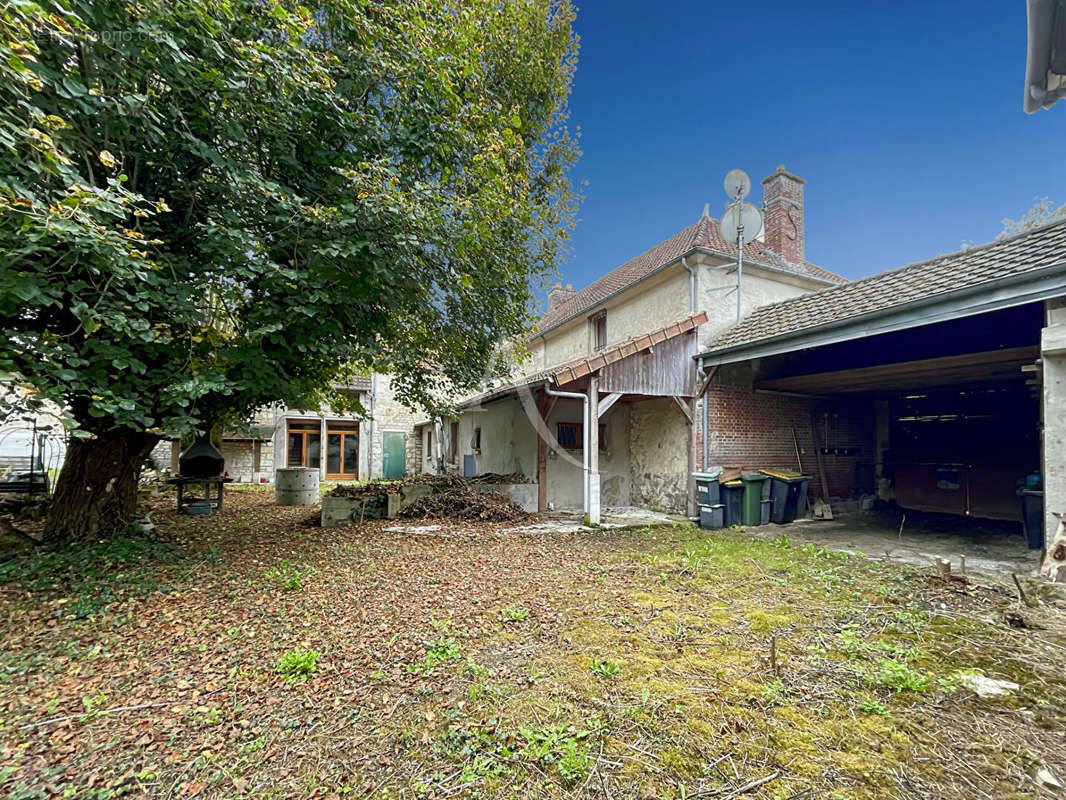 Maison à VALLANGOUJARD