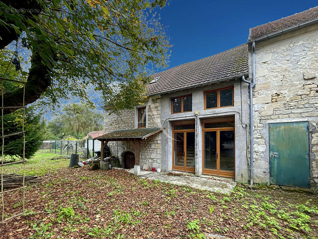 Maison à VALLANGOUJARD