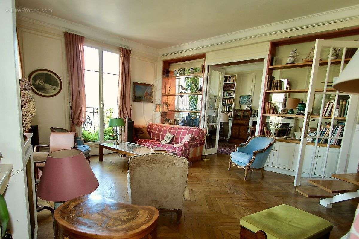 Appartement à PARIS-16E