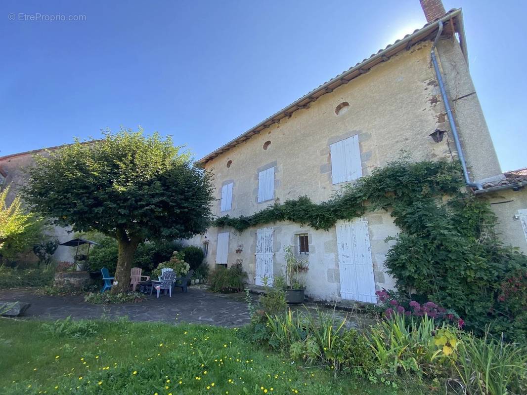 Maison à MEZIERES-SUR-ISSOIRE