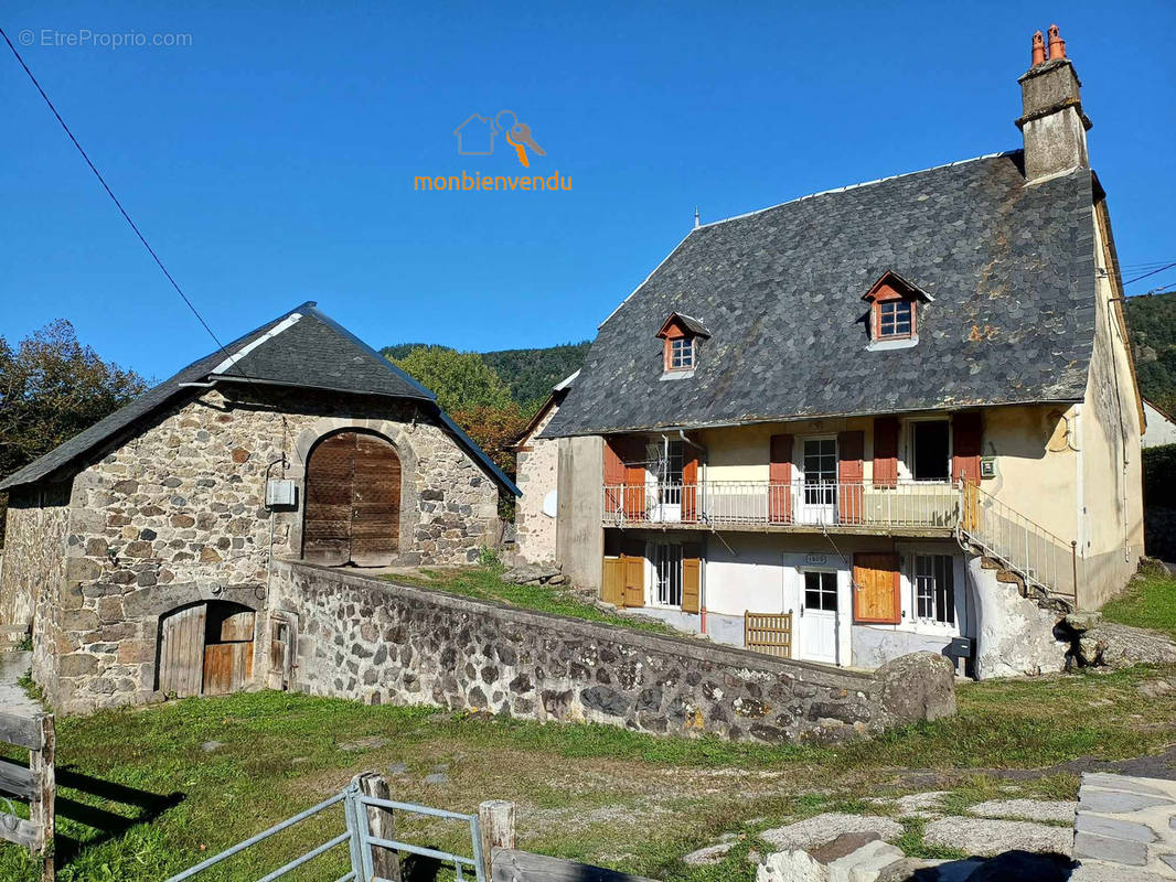 Maison à VIC-SUR-CERE