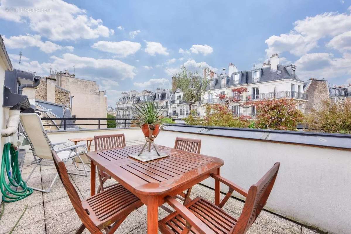 Appartement à PARIS-16E