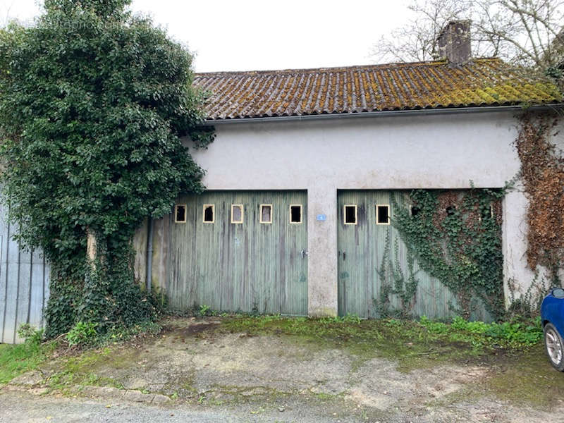 Maison à SAINT-JULIEN-DE-VOUVANTES