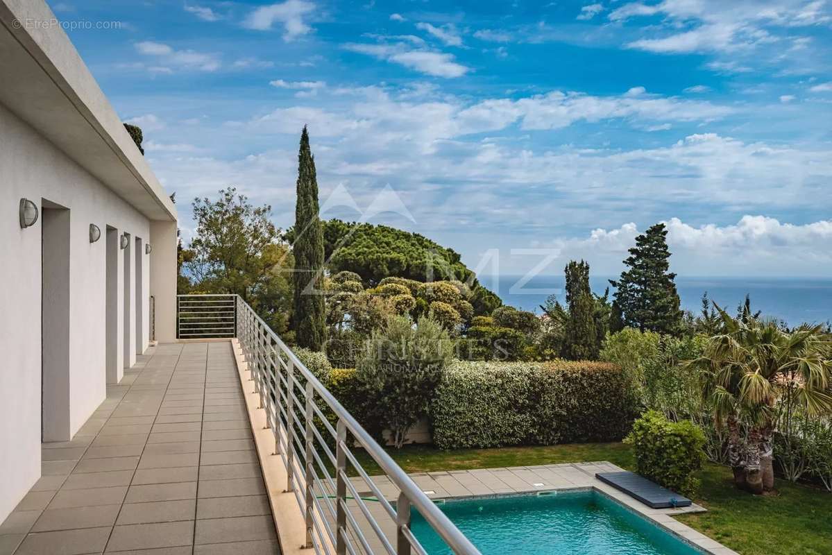 Maison à ROQUEBRUNE-SUR-ARGENS