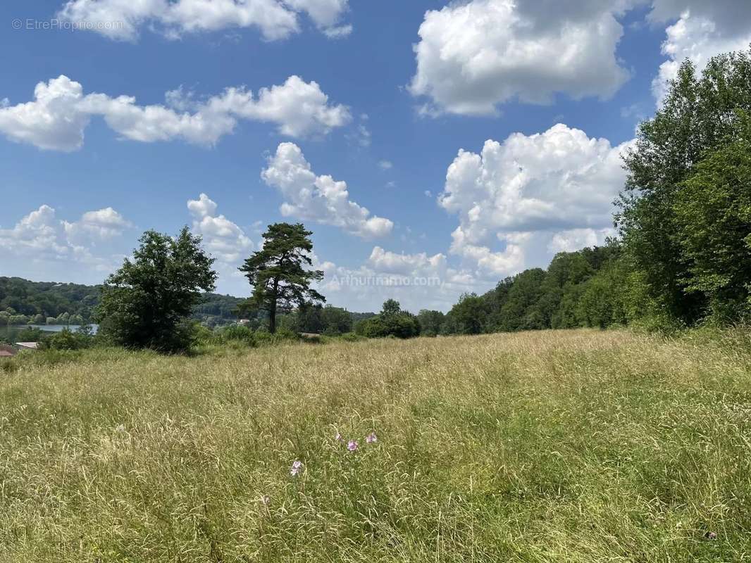 Terrain à PERRANCEY-LES-VIEUX-MOULINS