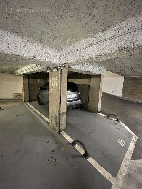 Parking à PARIS-16E