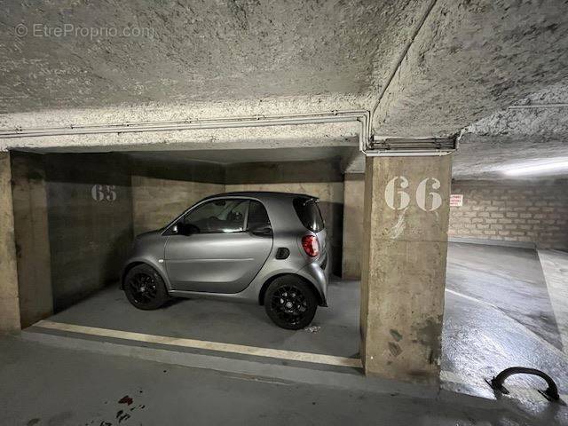 Parking à PARIS-16E