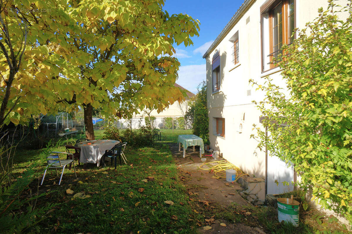 Maison à AILLANT-SUR-THOLON