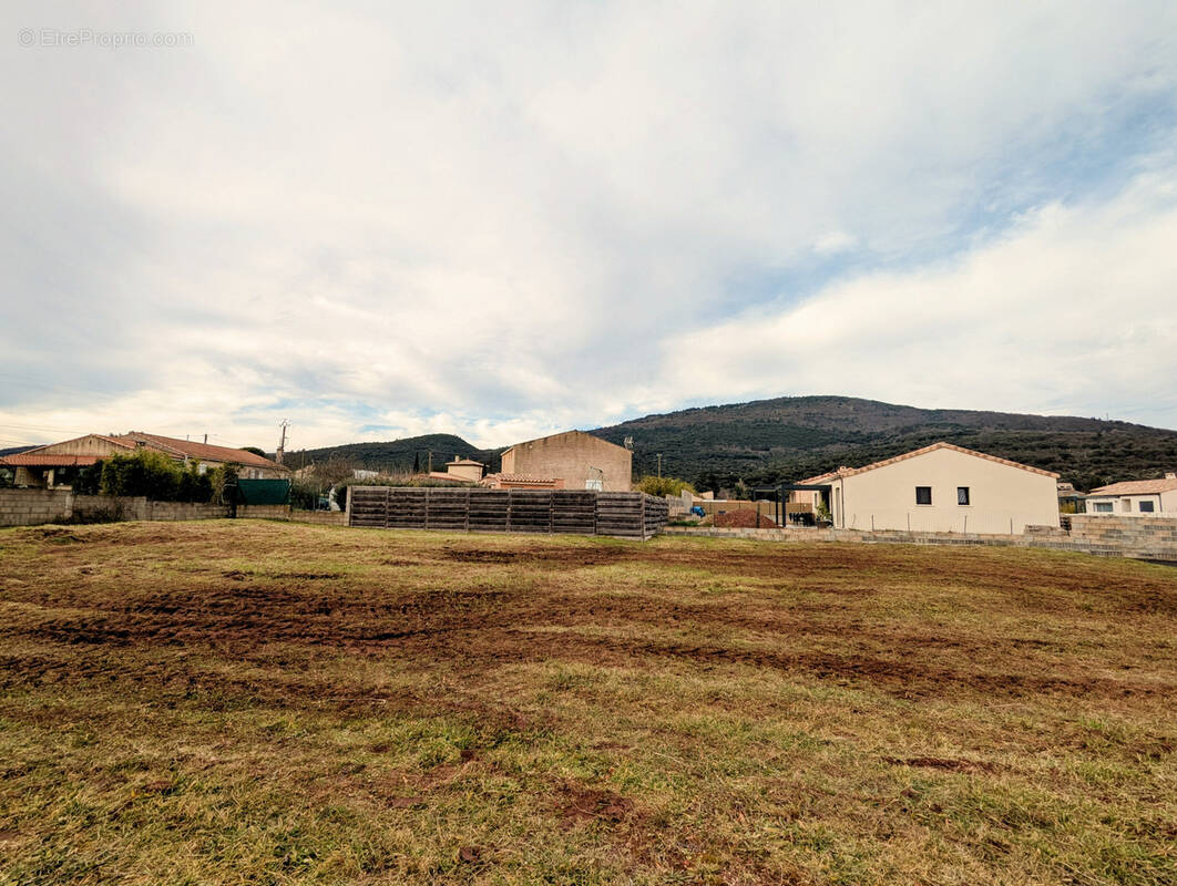 Terrain à LA TOUR-SUR-ORB