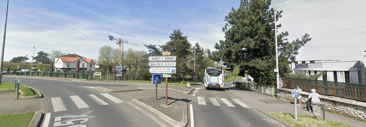 Parking à COMBS-LA-VILLE