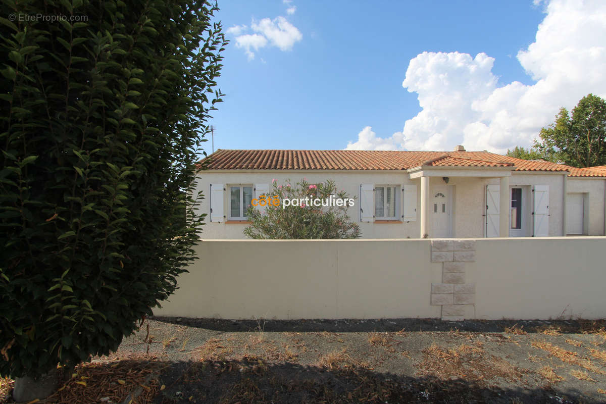 Maison à CHAMPAGNE-LES-MARAIS