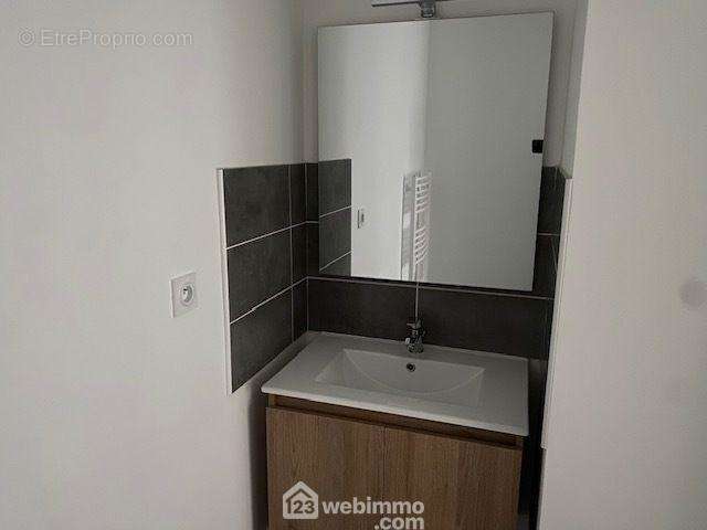 Salle de bains avec Lavabo et miroir éclairé - Appartement à MONTPELLIER