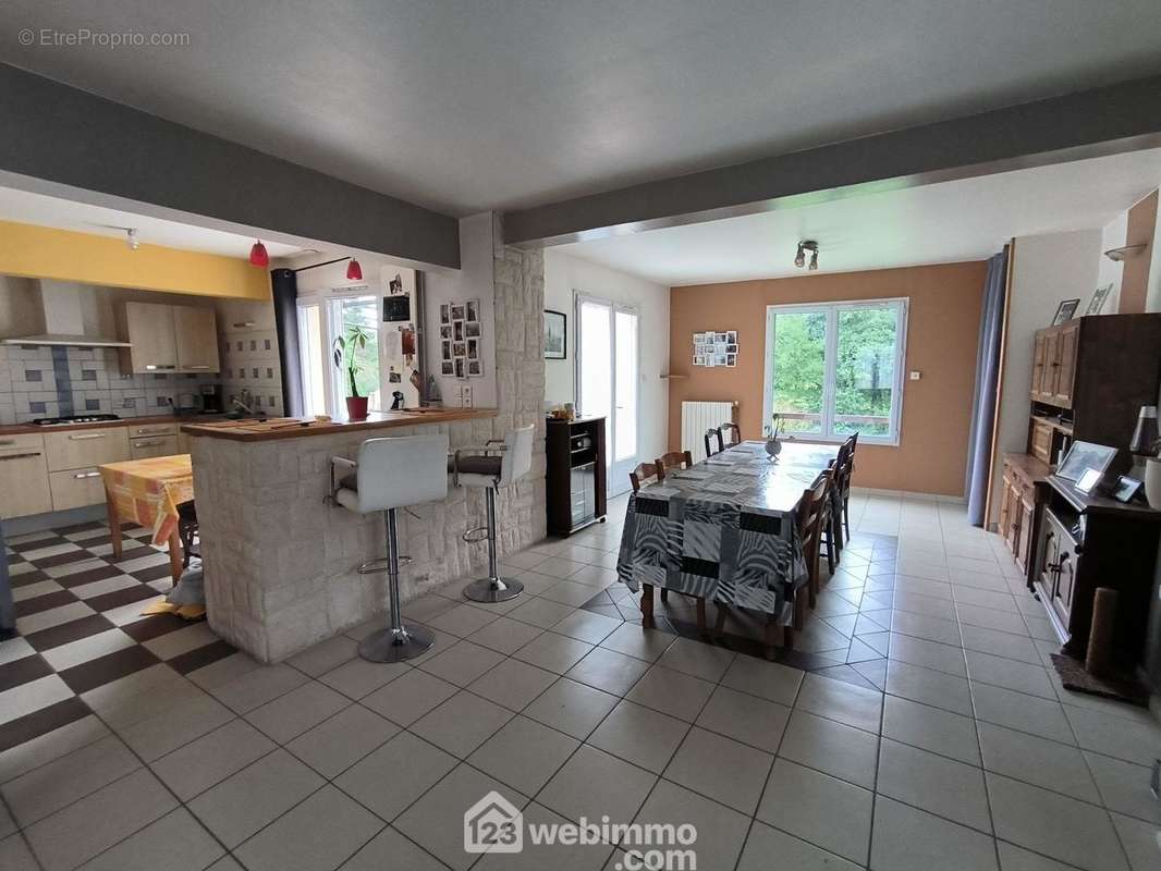 L&#039;espace salle à manger pour vos repas en famille - Maison à VAILLY-SUR-AISNE