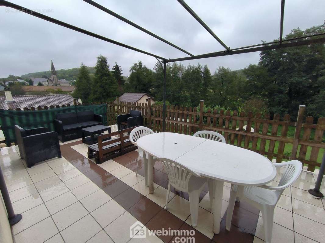 La terrasse bien exposée de 24 m² pour vos repas en extérieur - Maison à VAILLY-SUR-AISNE