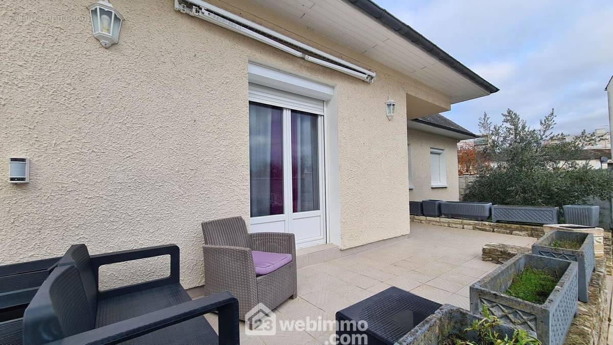 Une terrasse avec l&#039;accès sur le séjour. - Maison à MILLY-LA-FORET