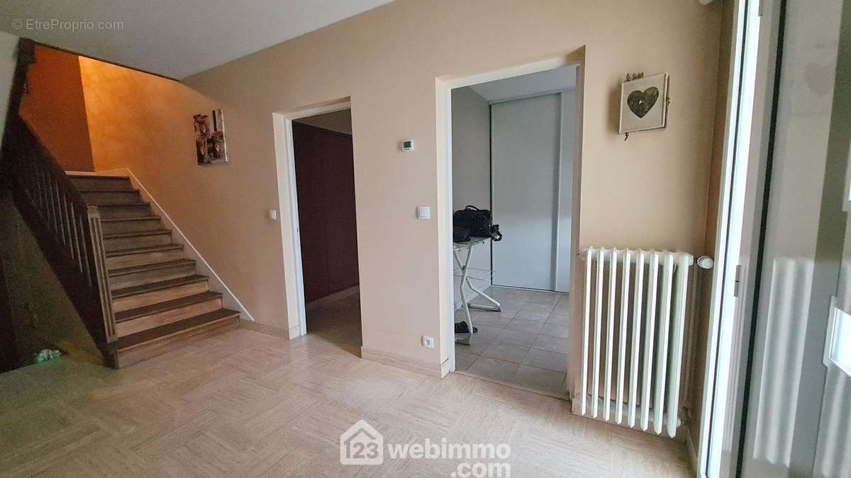 Voici l&#039;entrée de 15 m². - Maison à MILLY-LA-FORET