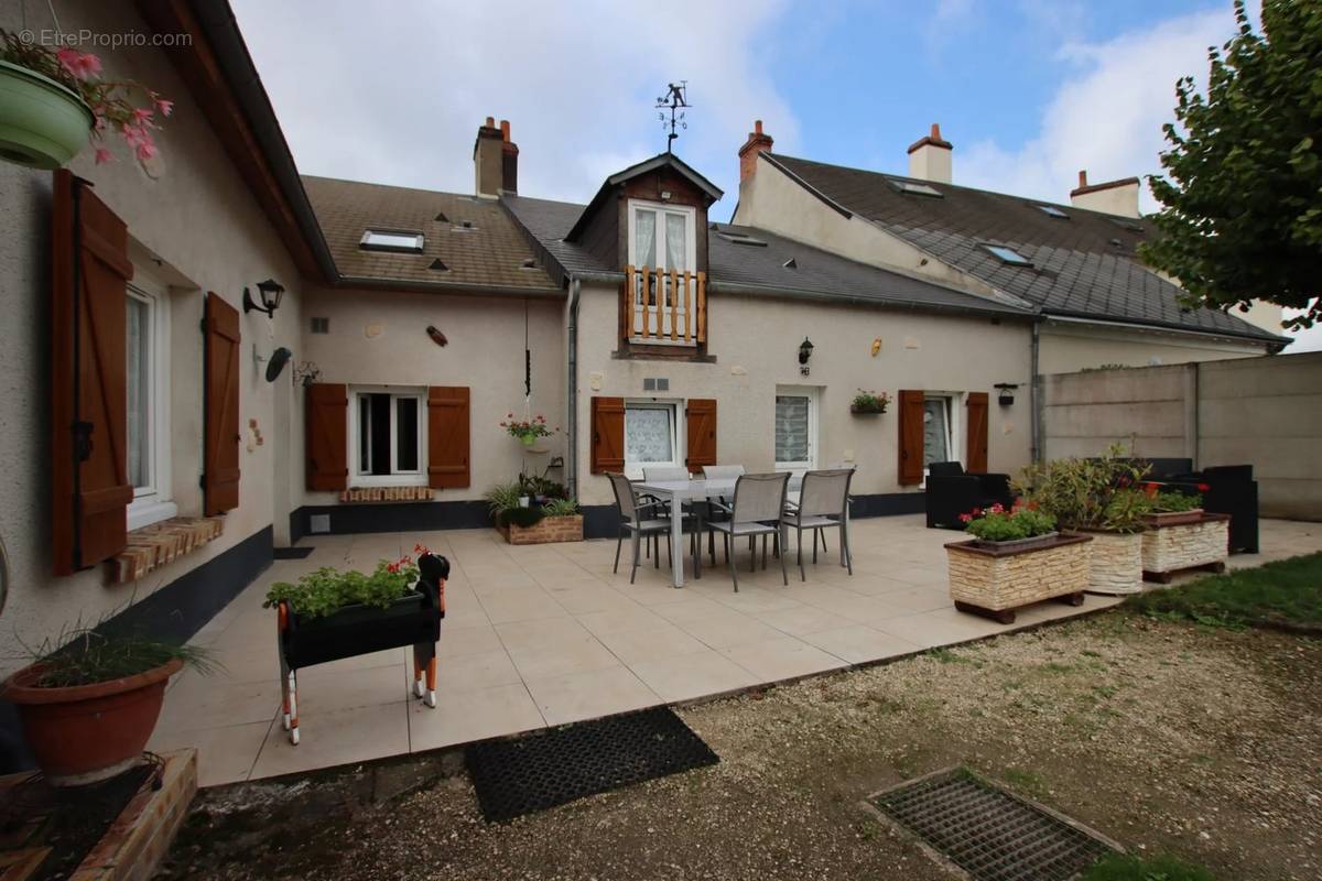 Maison à SAINT-JEAN-DE-LA-RUELLE