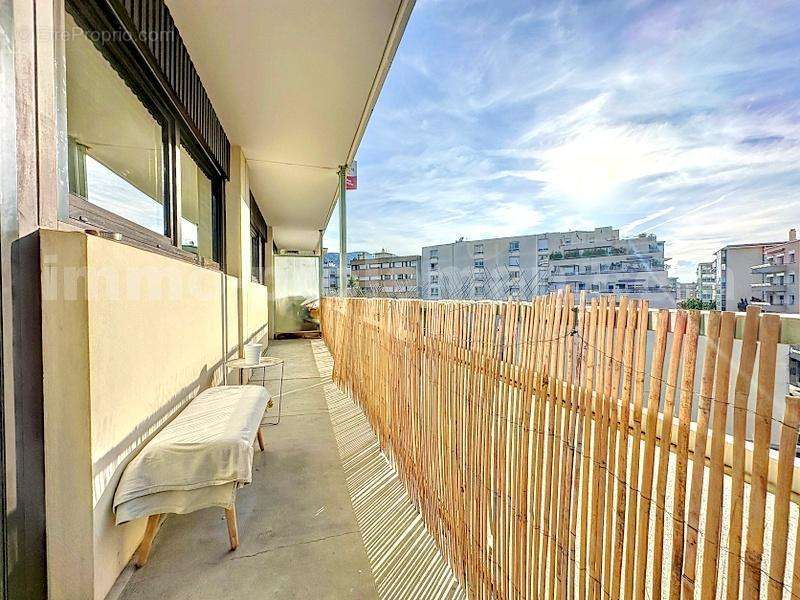 Appartement_T2_Annemasse_hyper_centre__proche_frontieres_Suisse_genève_Commerces_Ecoles_Bus_Voie_Verte_Ceva_Tram_Gare_Séjour_cuisine_degagement_chambre_salle_d_eau_balcon_exterieur_vue_ - Appartement à ANNEMASSE