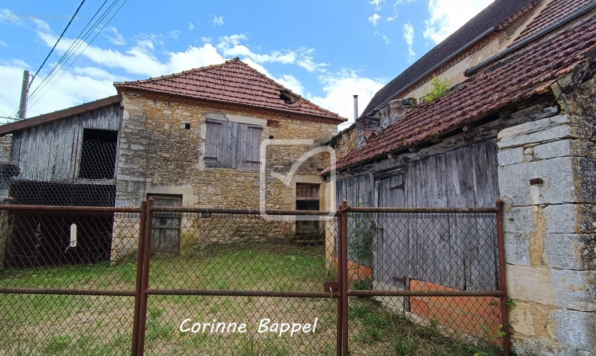 Parking à SAVIGNAC-LES-EGLISES