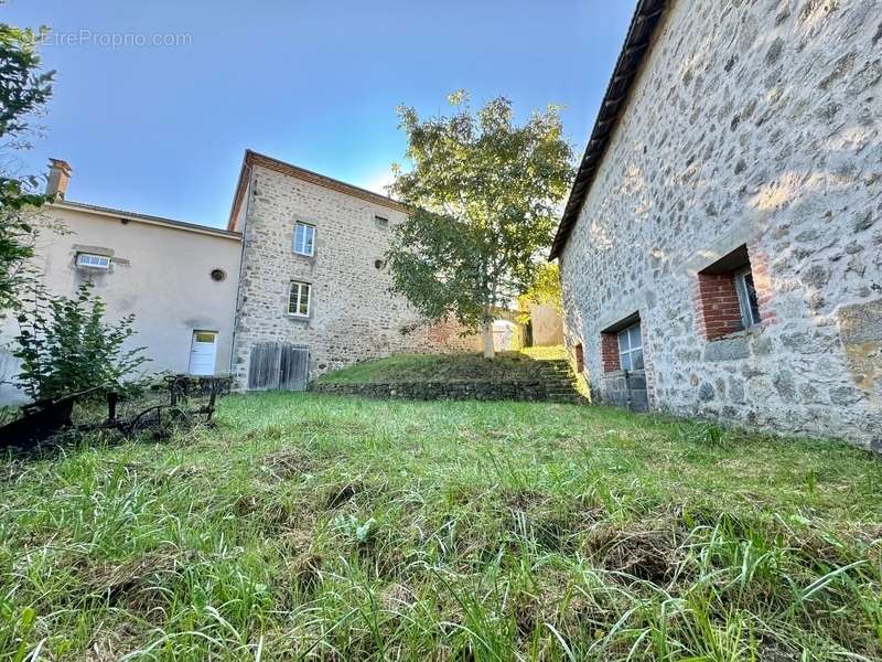 Maison à SAINT-PRIEST-LA-PRUGNE