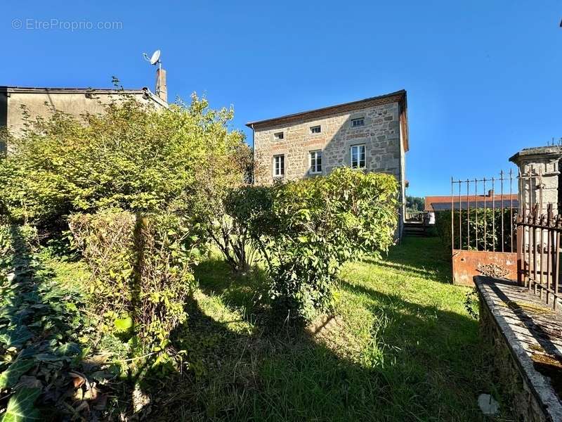 Maison à SAINT-PRIEST-LA-PRUGNE