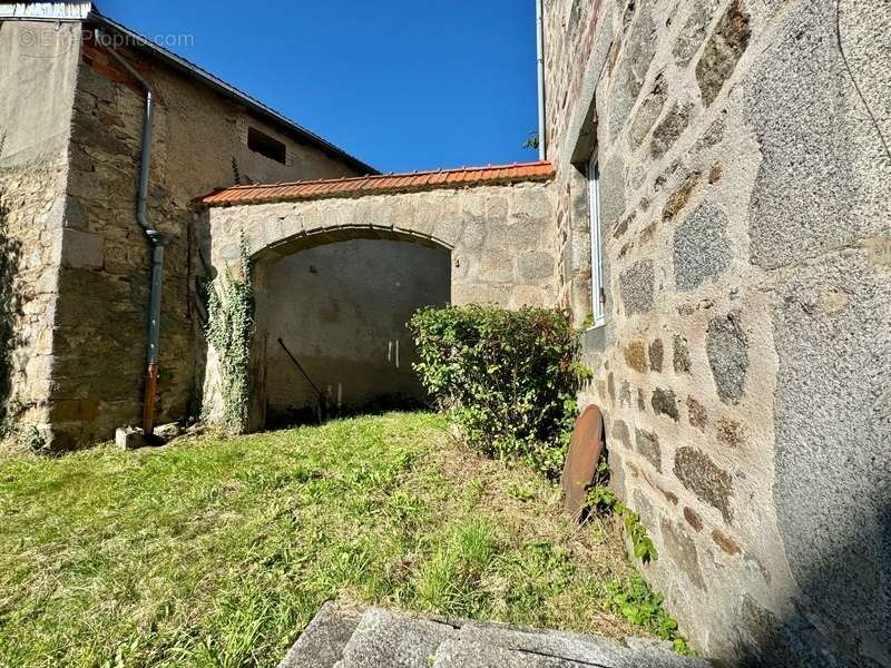 Maison à SAINT-PRIEST-LA-PRUGNE