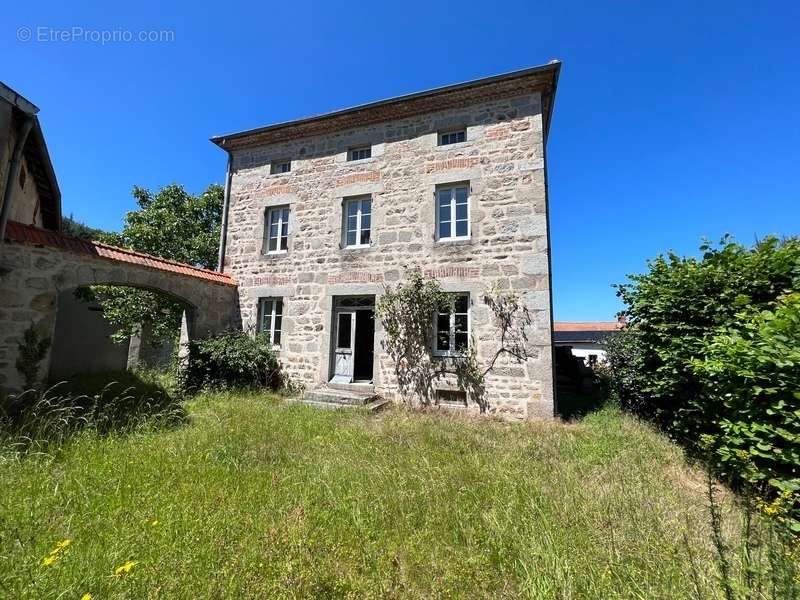 Maison à SAINT-PRIEST-LA-PRUGNE