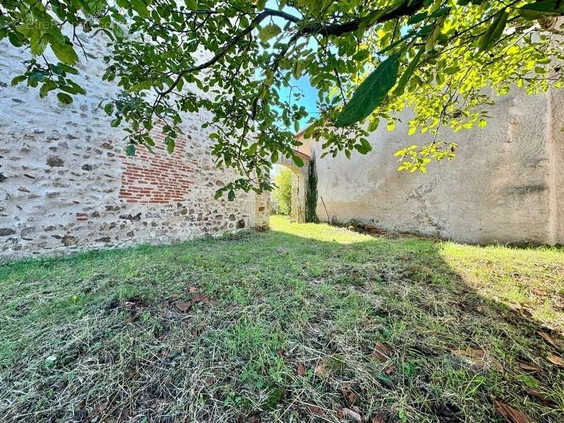 Maison à SAINT-PRIEST-LA-PRUGNE