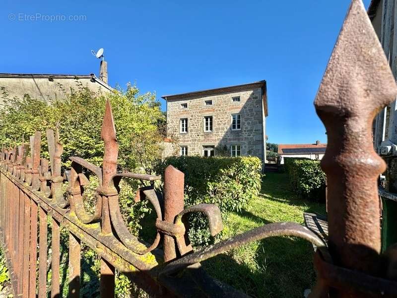 Maison à SAINT-PRIEST-LA-PRUGNE