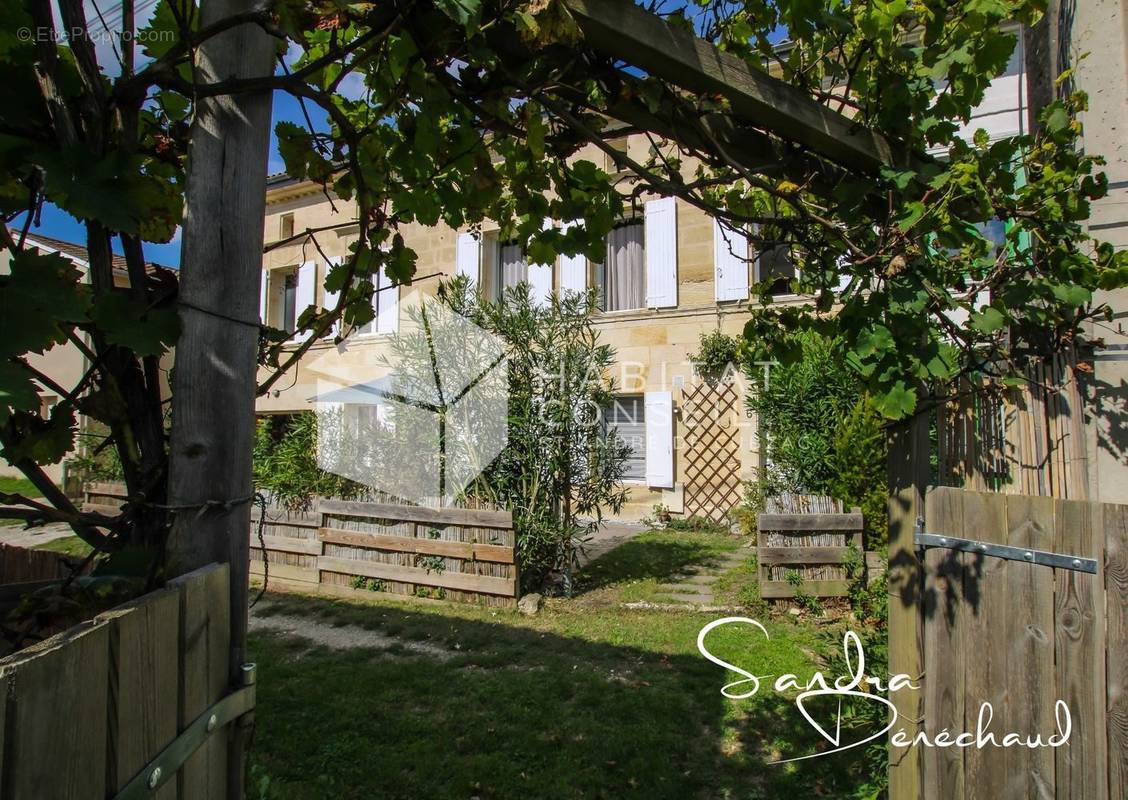 Vue du Jardin sur la façade de la maison  - Maison à SAINT-ANDRE-DE-CUBZAC