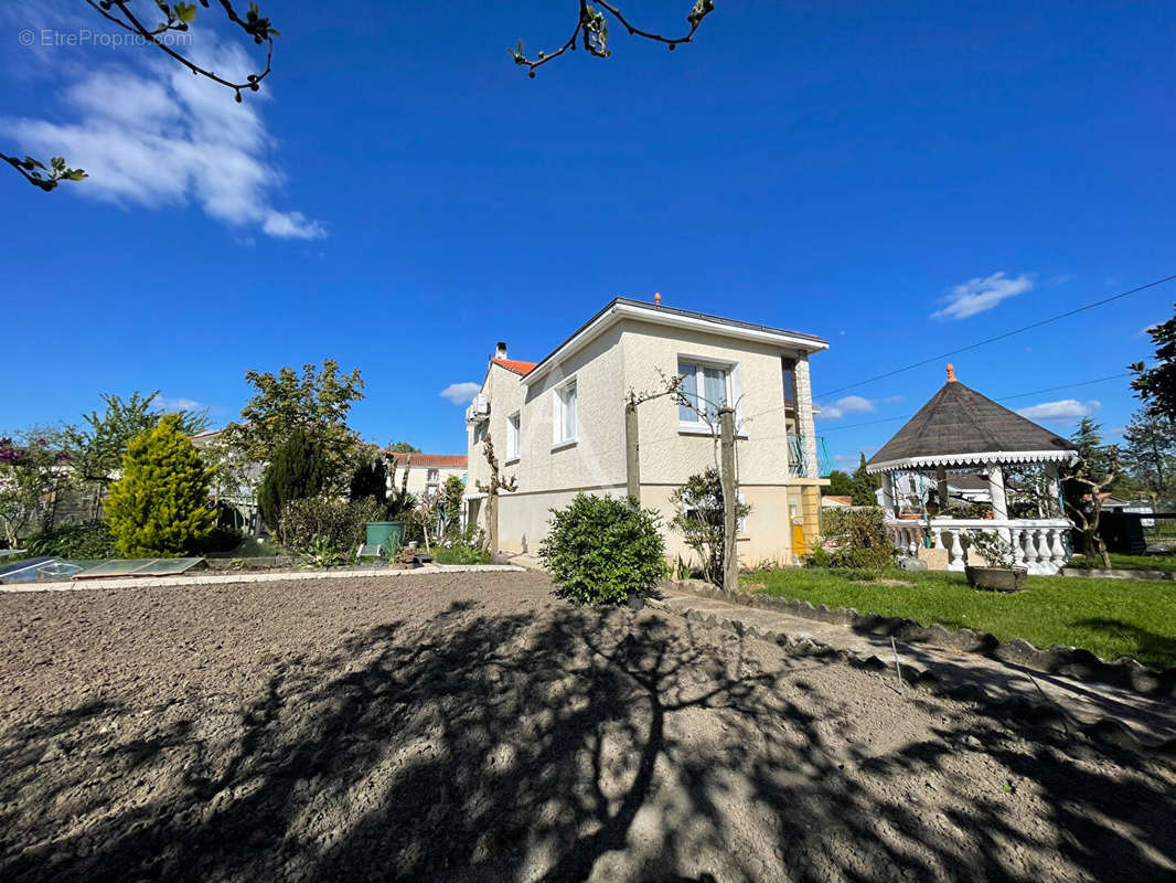 Maison à CHANTELOUP-LES-BOIS