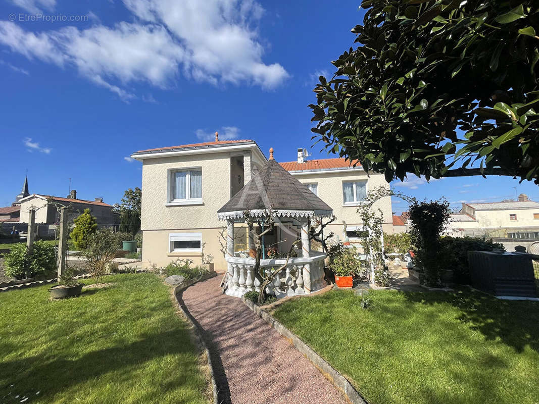 Maison à CHANTELOUP-LES-BOIS