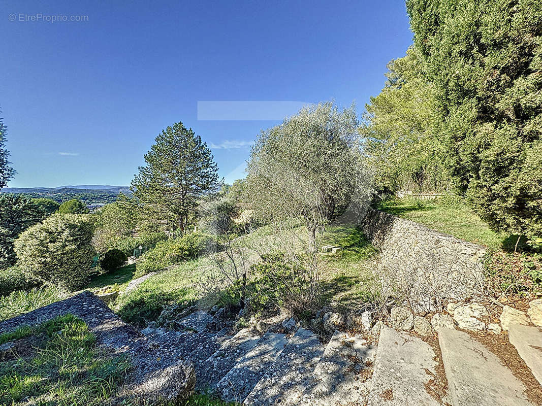 Terrain à MOUGINS