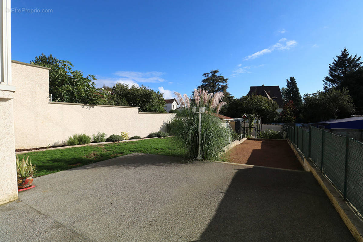 Maison à CHAZELLES-SUR-LYON