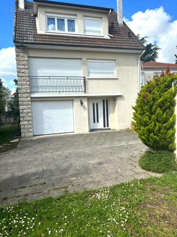 Maison à CHANTELOUP-LES-VIGNES