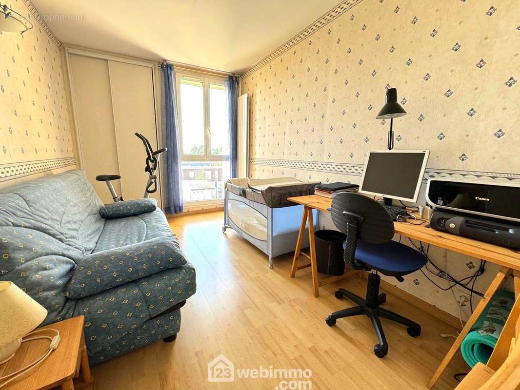 Voici la première chambre... - Appartement à BONDOUFLE