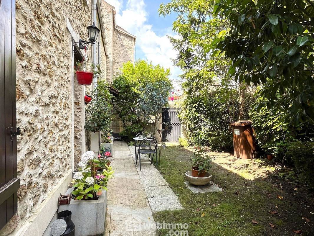 Entrons découvrir cette maison, en commençant par un jardin. - Maison à BONDOUFLE