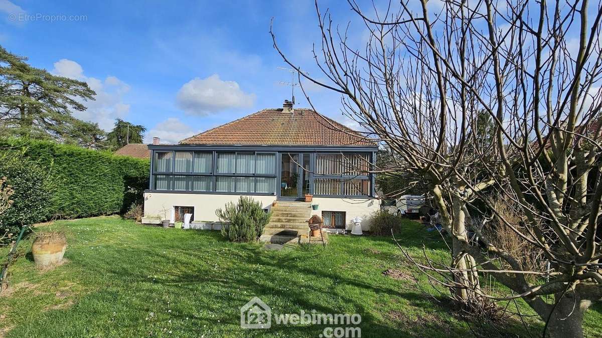 Venez visiter cette maison de 169 m² sur un terrain de 1352 m². - Maison à MOIGNY-SUR-ECOLE