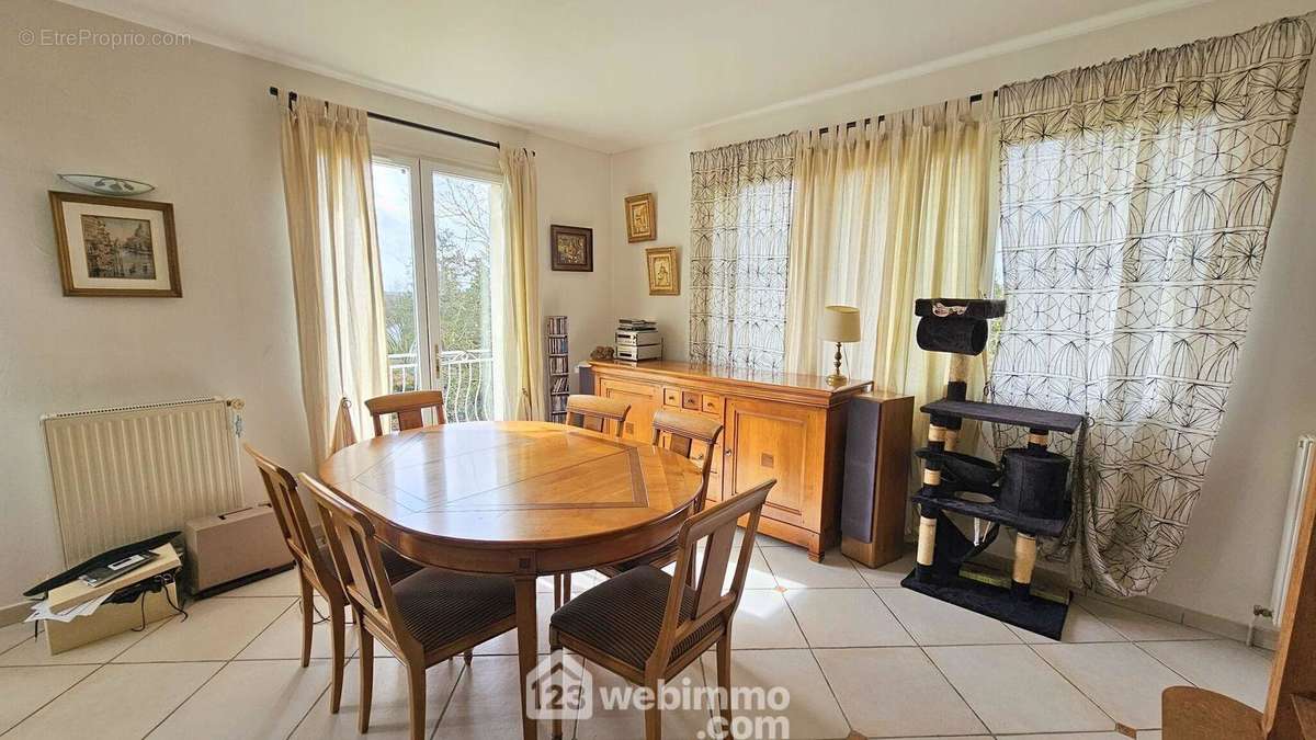 Un espace salle à manger avec un accès sur le balcon. - Maison à BOUTIGNY-SUR-ESSONNE