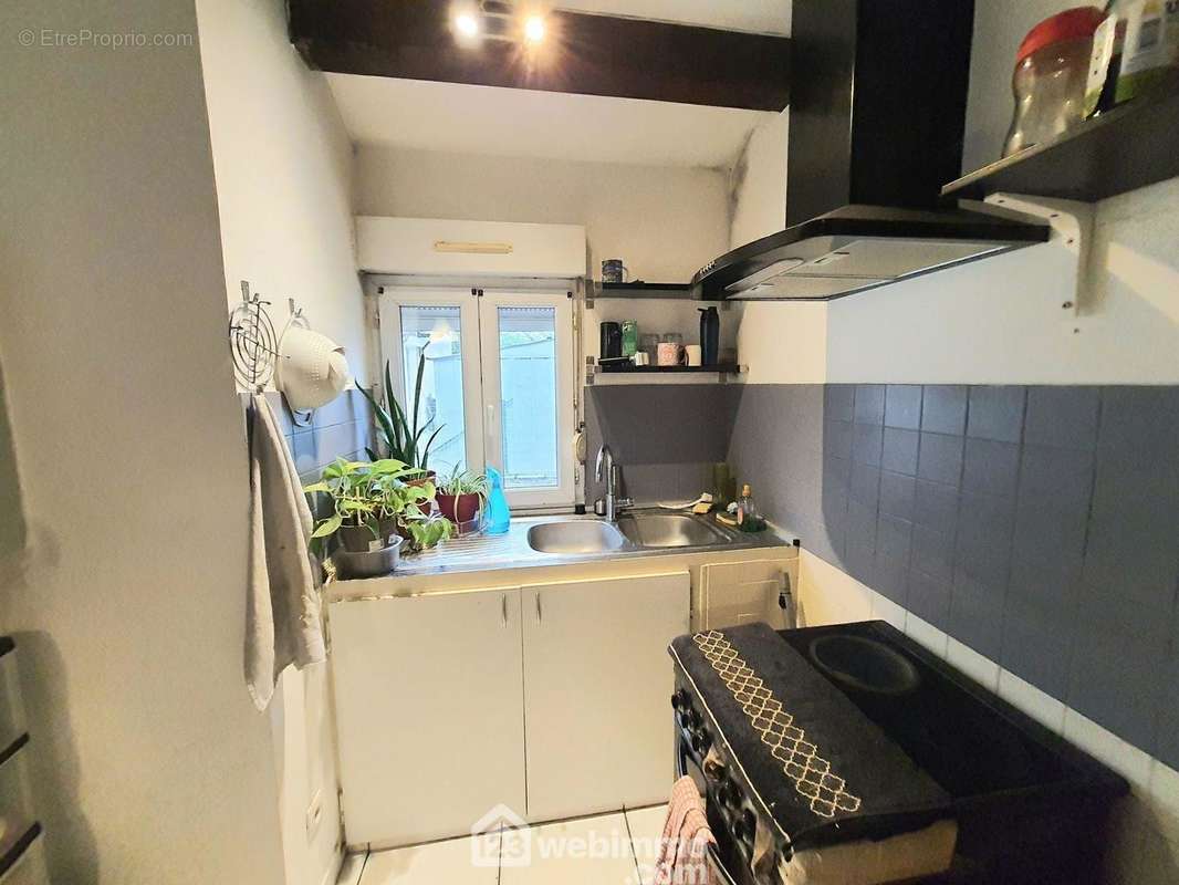 Un espace cuisine . - Appartement à FONTAINEBLEAU