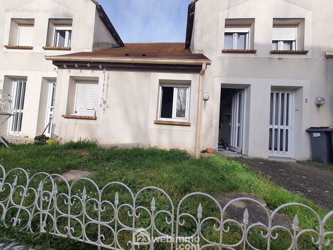 Venez découvrir cet appartement duplex avec un jardinet et une place de parking ! - Appartement à FONTAINEBLEAU