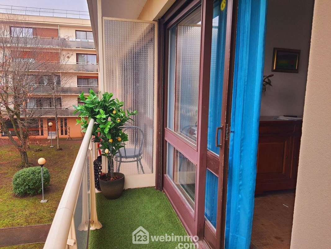 Un beau balcon de 6 m² avec une vue dégagée. - Appartement à LE MEE-SUR-SEINE