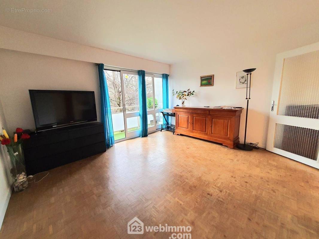 Un séjour lumineux parqueté de 17 m². - Appartement à LE MEE-SUR-SEINE